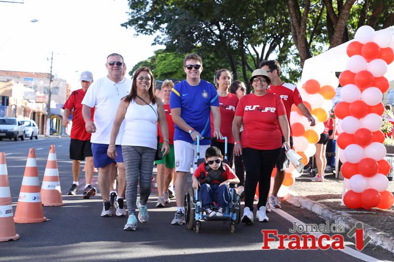 Famílias inteiras participaram da prova, que teve opção de caminhada e corrida (Foto: Ricardo Fernandes/Jornal da Franca)